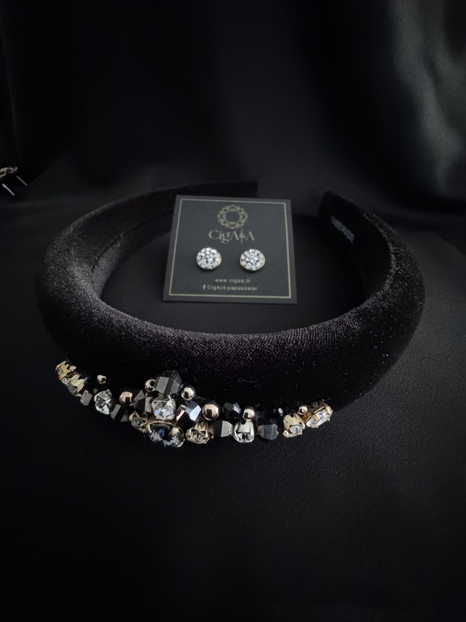 Juodas veliūrinis lankelis| Aurelija